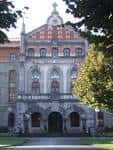Fachada principal del Seminario Diocesano de Vitoria-Gasteiz, vista frontal