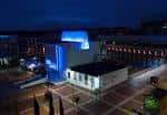 Vista aérea nocturna del Artium Museoa con iluminación exterior azul brillante