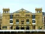 Vista frontal del Teatro Victoria Eugenia desde la orilla opuesta del río Urumea