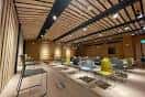Sala de reuniones o eventos pequeños con paredes y techo de lamas de madera clara