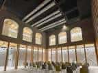 Interior del gran vestíbulo o sala principal con techos altos y ventanas arqueadas