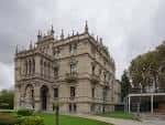 Fachada del Museo de Bellas Artes de Álava y la ampliación moderna