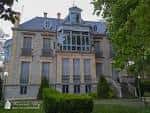 Fachada del Palacio Zulueta mostrando la galería acristalada y el jardín circundante