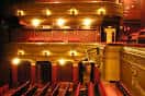 Detalle de los palcos y balcones interiores del teatro con iluminación cálida
