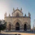 Vista frontal de la fachada principal de la Concatedral de María Inmaculada bajo el sol