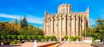 Vista panorámica exterior de la Catedral Nueva de Vitoria y su entorno ajardinado