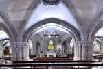 Interior de la cripta o capilla con bóvedas de crucería y altar