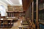 Interior de la biblioteca de la Escuela de Artes y Oficios con mobiliario de madera tradicional