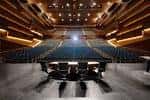Interior del Auditorio principal del Kursaal con butacas y perspectiva hacia el escenario