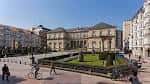 Vista panorámica de la Plaza de la Provincia en Vitoria-Gasteiz, mostrando el entorno urbano y el Palacio de la Diputación en un día soleado