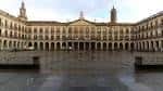 Vista frontal de la arquitectura neoclásica de la Plaza de España en Vitoria-Gasteiz