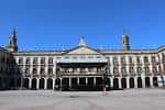 La Plaza Nueva de Vitoria con un escenario montado para la celebración de eventos