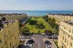 Vista aérea de los jardines de Brunswick y la arquitectura Regency cerca del mar en Brighton