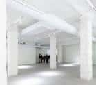 Gran sala diáfana y minimalista de color blanco, ideal para exposiciones o eventos