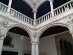 Detalle del patio interior del palacio, con arcos y balaustradas de piedra blanca