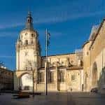 Fachada principal de la Catedral de Santa María y su torre bajo cielo azul