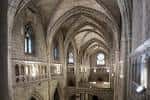 Perspectiva interior de las bóvedas góticas y los arcos de la Catedral