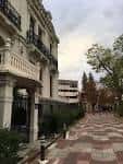 Fachada de edificio señorial junto al Paseo de la Senda con pavimento ondulado