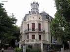 Vista frontal de la Casa Zuloaga, un palacete histórico en el Paseo de la Senda