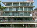 Vista frontal exterior del edificio moderno del Civivox San Jorge