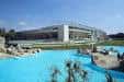 Vista del Complejo Deportivo Mendizorrotza con piscina exterior y zonas verdes