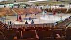 Interior del pabellón principal o cancha de deportes con gradas y asientos