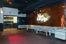 Interior de la sala de eventos de Le Coup con zona de asientos y pista de baile
