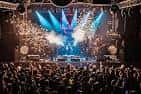 Concierto en vivo con público y efectos de pirotecnia en el escenario