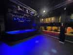 Escenario principal vacío con iluminación azul y estructura de sonido