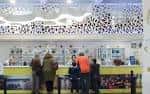 Interior de la Oficina de Turismo de Vitoria-Gasteiz con personal atendiendo en el mostrador