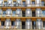 Detalle de los balcones amarillos y contraventanas de los edificios que rodean la Plaza de la Constitución