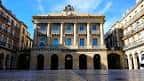 Fachada principal del edificio neoclásico (antiguo ayuntamiento) en la Plaza de la Constitución