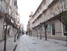Vista de la arquitectura tradicional de la Calle del Paseo en invierno