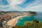 Vista panorámica aérea de la Playa de la Zurriola y la ciudad de San Sebastián