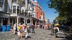 Calle peatonal concurrida en el centro de Brighton flanqueada por edificios tradicionales