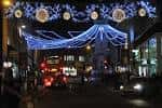 North Street en Brighton iluminada con decoraciones navideñas nocturnas