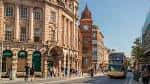 Vista de una calle principal de Brighton con edificios históricos y un autobús de dos pisos
