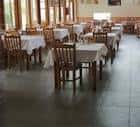 Interior del salón de eventos o comedor del Centro Asturiano, con mesas vestidas y luz natural