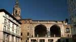 Fachada principal de la Iglesia de San Miguel Arcángel y su pórtico de arcos