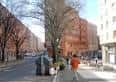 Vista moderna de la Plaza de Aldabe con edificios residenciales y arbolado