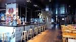 Interior del Urban Rock Concept mostrando la zona de barra y asientos