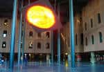 Gran instalación artística luminosa suspendida en el interior del Atrio.
