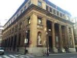 Vista exterior de la fachada principal de la Biblioteca Jovellanos con columnas y estatua