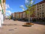Vista de la zona peatonal de la Calle Sancho el Sabio con edificios residenciales y arbolado