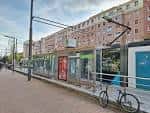 Parada del tranvía de Vitoria en la Calle Sancho el Sabio, mostrando el acceso al transporte público