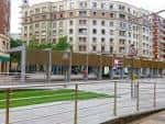 Detalle de la arquitectura moderna y zona ajardinada en la Calle Sancho el Sabio