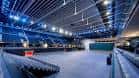 Vista interior de la pista y las gradas inferiores del Navarra Arena, con iluminación azul.