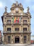 Vista frontal detallada de la fachada barroca del Ayuntamiento de Pamplona
