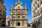 Vista del Ayuntamiento de Pamplona en la Plaza Consistorial en un día soleado