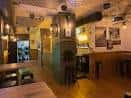 Interior del restaurante Ttipia Taberna, mostrando la zona de mesas y el ambiente rústico